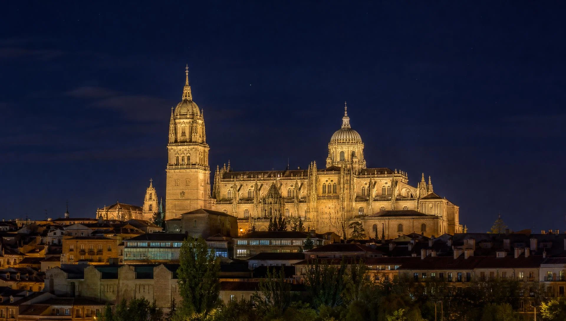 Vista de una ciudad al atardecer